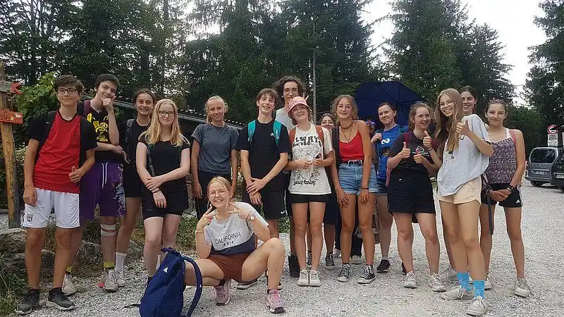 Junge Menschen aus Deutschland und Frankreich lächeln beim Tandemsprachkurs in die Kamera