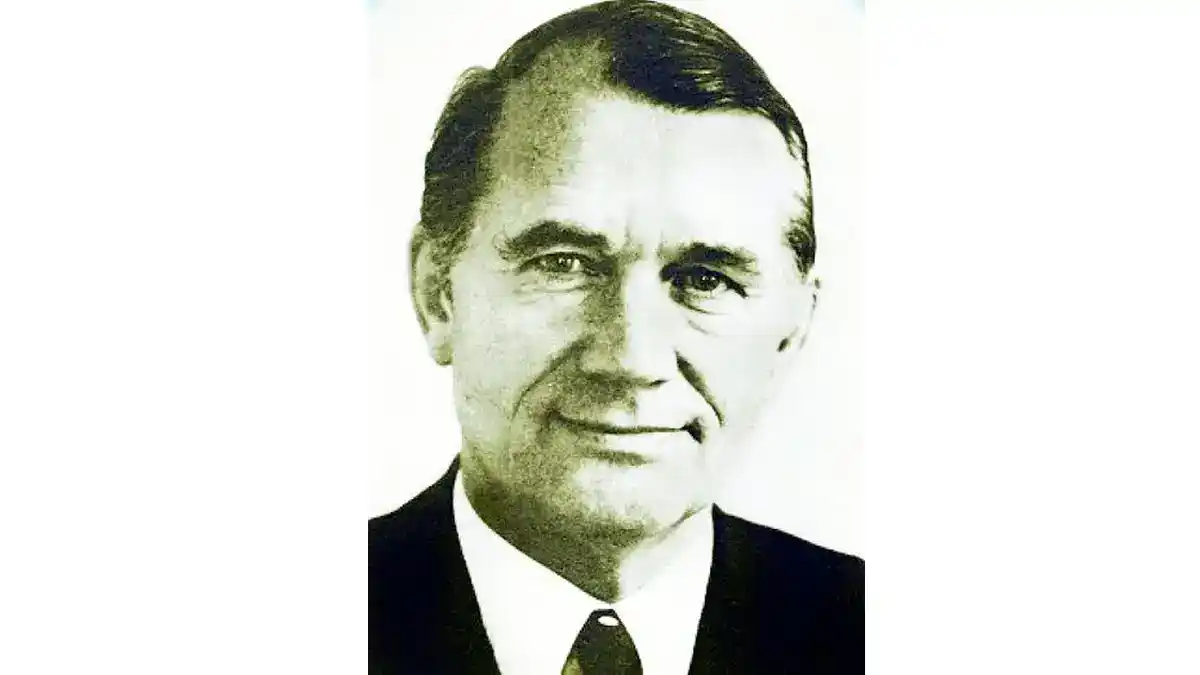 Porträt von Ernst Engelbrecht Greve, einem weißkragenberufler. Er trägt einen Anzug mit Blazer, Hemd und Krawatte. Man sieht seine Stirn, Kinn, Augenbrauen u...
