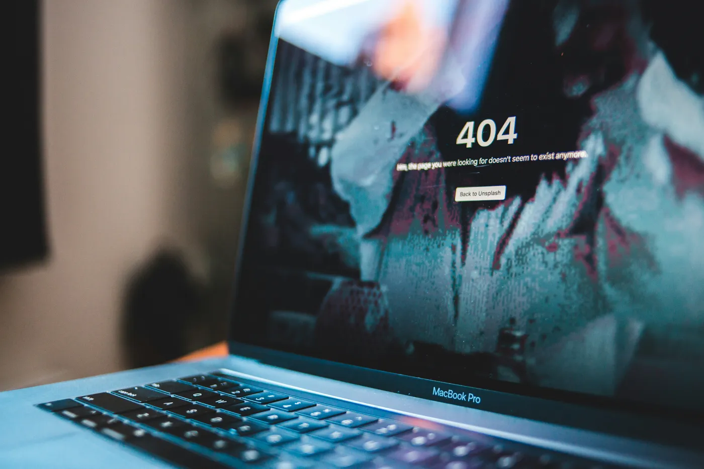 Ein modernes Laptop mit offener Tastatur. Der Bildschirm zeigt das Azure Logo an. Das Gerät steht auf einem Schreibtisch und ist bereit für die Arbeit.